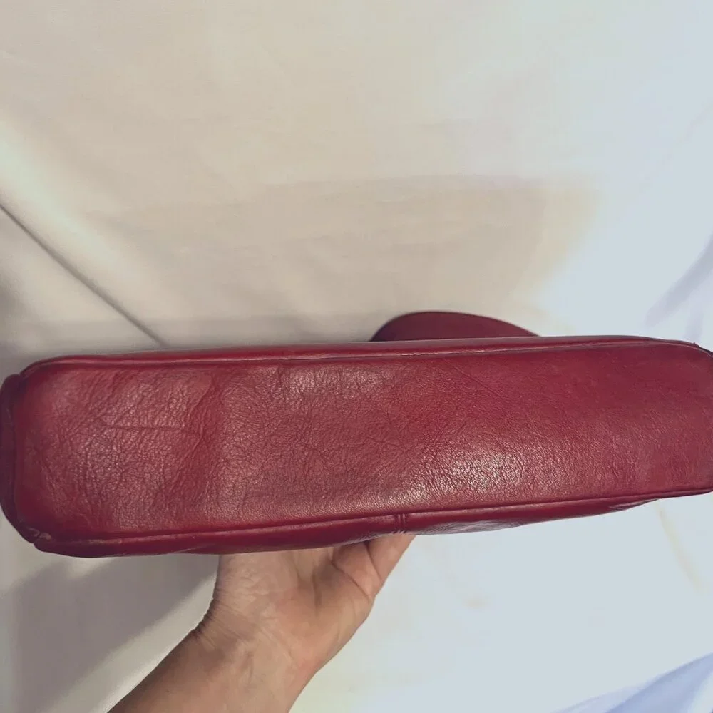 Levenger color red